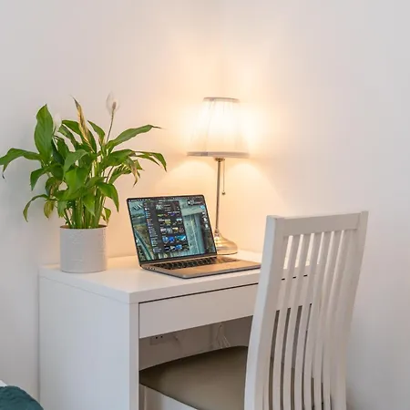 Amazing 4 Beds & 4 Baths Flat & Sleeps 7 & Walking Distance To City Center & Free Parking & 5 Mins Drive To Queen Elizabeth Hospital * Birmingham