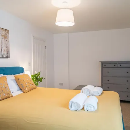 Amazing 4 Beds & 4 Baths Flat & Sleeps 7 & Walking Distance To City Center & Free Parking & 5 Mins Drive To Queen Elizabeth Hospital