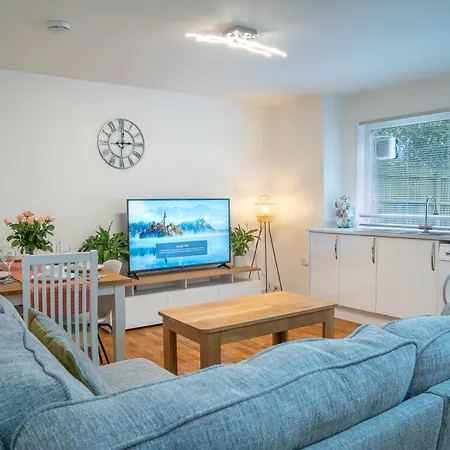 Amazing 4 Beds & 4 Baths Flat & Sleeps 7 & Walking Distance To City Center & Free Parking & 5 Mins Drive To Queen Elizabeth Hospital Apartment