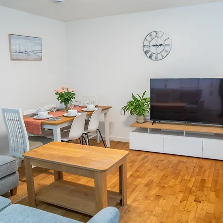 Amazing 4 Beds & 4 Baths Flat & Sleeps 7 & Walking Distance To City Center & Free Parking & 5 Mins Drive To Queen Elizabeth Hospital Birmingam