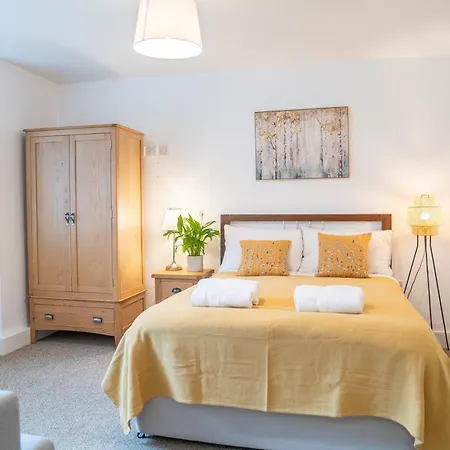 Apartamento Amazing 4 Beds & 4 Baths Flat & Sleeps 7 & Walking Distance To City Center & Free Parking & 5 Mins Drive To Queen Elizabeth Hospital *