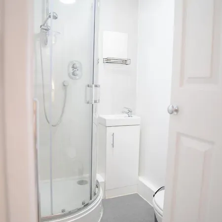 Amazing 4 Beds & 4 Baths Flat & Sleeps 7 & Walking Distance To City Center & Free Parking & 5 Mins Drive To Queen Elizabeth Hospital Apartamento *