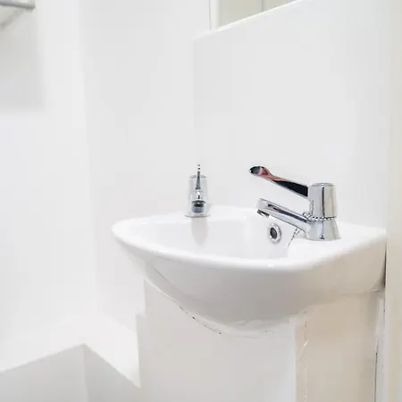 Apartamento Amazing 4 Beds & 4 Baths Flat & Sleeps 7 & Walking Distance To City Center & Free Parking & 5 Mins Drive To Queen Elizabeth Hospital *