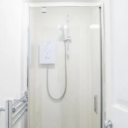 Amazing 4 Beds & 4 Baths Flat & Sleeps 7 & Walking Distance To City Center & Free Parking & 5 Mins Drive To Queen Elizabeth Hospital * Birmingam