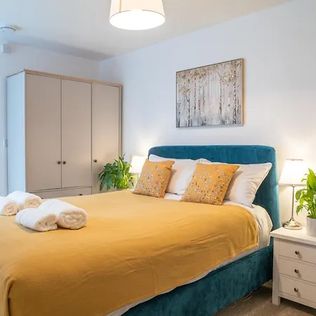 Amazing 4 Beds & 4 Baths Flat & Sleeps 7 & Walking Distance To City Center & Free Parking & 5 Mins Drive To Queen Elizabeth Hospital Apartamento Birmingam