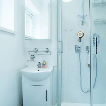 Amazing 4 Beds & 4 Baths Flat & Sleeps 7 & Walking Distance To City Center & Free Parking & 5 Mins Drive To Queen Elizabeth Hospital Apartamento Birmingam
