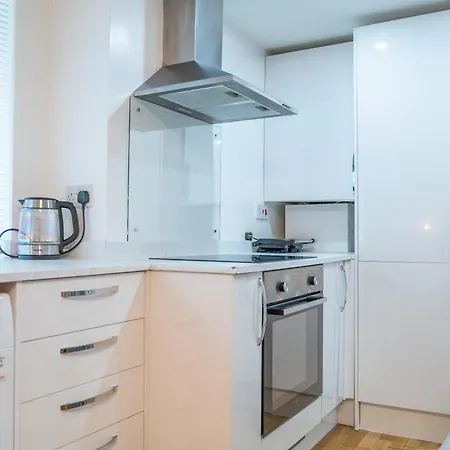 Apartamento Amazing 4 Beds & 4 Baths Flat & Sleeps 7 & Walking Distance To City Center & Free Parking & 5 Mins Drive To Queen Elizabeth Hospital Birmingam