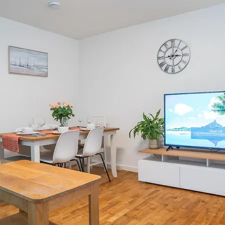 Amazing 4 Beds & 4 Baths Flat & Sleeps 7 & Walking Distance To City Center & Free Parking & 5 Mins Drive To Queen Elizabeth Hospital *