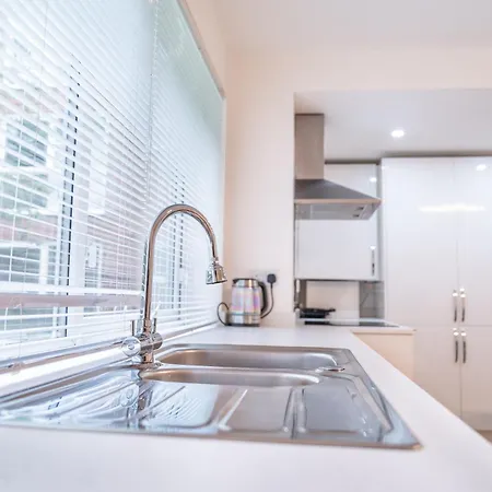 Amazing 4 Beds & 4 Baths Flat & Sleeps 7 & Walking Distance To City Center & Free Parking & 5 Mins Drive To Queen Elizabeth Hospital Apartamento